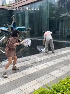 ร่มฉีดน้ำด้ามยาว ปืนฉีดน้ำใส ของเล่นเด็ก แบบดึงออกได้ ระยะฉีดน้ำไกล สำหรับผู้ใหญ่ในฤดูร้อน นักเรียนเล่นน้ำ