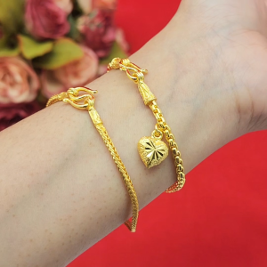 สร้อยข้อมือทอง คละเเบบ เทีนยเท่าน้ำหนัก 2 สลึง ลายสี่เสา ผ่าหวายมนห้อยจี้หัวใจ ความยาว 6.5 นิ้ว ชุบทอง ใส่ออกงานได้ งานสวย พร้อมส่ง