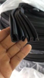 ยางหีบเพลง 3 ชั้น ใส่หลังคาแครี่บอย ยาวเส้นละ 2.5 เมตร ติดตั้งได้ 1 คัน