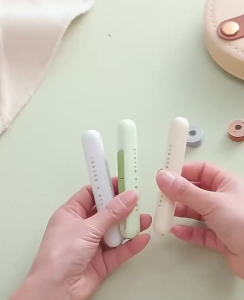 Dụng Cụ Cắt Chỉ & Luồn Kim 2in1 Thông Minh – Dao Cắt Sắc Xỏ Kim Nhanh – Gọn Nhẹ An Toàn Tiện Dụng