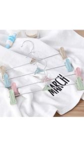 ไม้แขวนเสื้อแบบหนีบ ไม้เเขวนหนีบผ้า หนีบกางเกง กระโปรง มี 4 สี 1 แพ็ค / 10 ชิ้น ตะขอหมุนได้ 360 ํ พร้อมส่ง SB