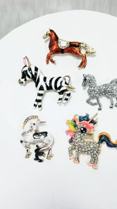 [ Woosilver ]  Trâm Cài Áo Hình Ngựa – Đính Đá & Tráng Men