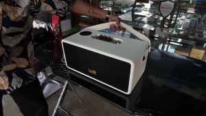 CEFLAR M1 ลำโพงบลูทูธ พกพา 6 นิ้ว 80 วัตต์ มีแบตเตอรี่ ใช้งานได้ 7 ชม. ชาร์ทโทรศัพท์แบบไร้สายได้ (สินค้าใหม่ ประกัน 1ปี)