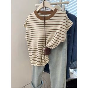 เสื้อถักแขนสั้นลายทางสีบล็อกคอตั้งหลวมๆ บางๆ สำหรับผู้หญิงในช่วงฤดูร้อน เสื้อเชิ้ตปักลายสไตล์ฝรั่งเศส ทรงหลวมๆ ทรงหลวมๆ