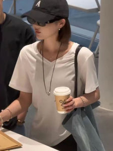 เสื้อยืดคอวีสีขาวหลวมๆ สำหรับผู้หญิงในช่วงฤดูร้อน เสื้อเชิ้ตแขนสั้นทรงเข้ารูปทรงเข้ารูปแบบทันสมัย เสื้อผ้าทำงานสไตล์เกาหลี