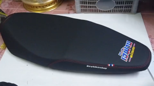 โลโก้ เจ๊ฝ้ายพร้อมจบ เบาะแต่ง สำหรับรถรุ่น เวฟ125ไอนิว ปี2019-2022