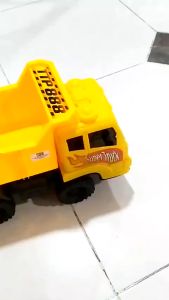 Mainan Dump Truck Besar Free 4 Pcs Sekop TTP 888B l Mainan Mobil Truk Pasir Bak Kuning Ukuran Besar Murah Mainan Edukasi Mobil Truk Pengangkut Pasir Bak Kuning Ukuran Besar Free 4 Sekop 1 Set Kemasan Kantong