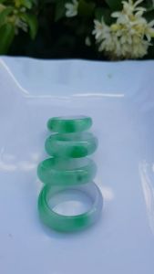 🍃🌺🍃Nhẫn đeo tay nữ đá cẩm thạch tự nhiên màu xanh lý tươi trắng bóng rất đẹp Nhẫn Ni 17mm x cao 6mm/7mm có 280k/1 chiếc ạ