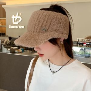 หมวกไหมพรมทรงสูงแบบถักสำหรับผู้หญิงในฤดูใบไม้ร่วงและฤดูหนาว หมวกไหมพรมแบบมีหูปิดที่อบอุ่นและป้องกันลม หมวกไหมพรมแบบมีช่องว่างในทรงแบนแบบอเนกประสงค์