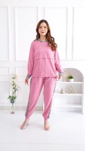 SETELAN ERINA Baju Setelan dan Celana Wanita Muslim Olahraga Senam Simple Elegan\\n\\n Mengenal Setelan Erina\\n\\n Bahan Baby Terry: Lembut, Halus, Nyaman & Tidak Gerah\\n\\nSetelan Erina adalah pilihan sempurna untuk wanita Muslim yang aktif dalam olahraga senam. Terbuat dari bahan Baby Terry yang lembut, halus, nyaman, dan tidak gerah, setelan ini akan membuat Anda merasa nyaman saat berolahraga.\\n\\n Ukuran Setelan Erina\\n\\nSetelan Erina tersedia dalam beberapa ukuran, yaitu L, XL, XXL, dan 3XL. Berikut detail ukuran setiap ukuran:\\n\\n- L : Lingkar Dada 98 cm, Panjang Baju 60 cm, Panjang Celana 91 cm, Lingkar Pinggang 62-96 cm, Lingkar Paha 58 cm (Muat BB s/d 45 kg)\\n- XL : Lingkar Dada 102 cm, Panjang Baju 62 cm, Panjang Celana 92 cm, Lingkar Pinggang 64-102 cm, Lingkar Paha 59.5 cm (Muat s/d BB ± 60 kg)\\n- XXL : Lingkar Dada 112 cm, Panjang Baju 66 cm, Panjang Celana 94 cm, Lingkar Pinggang 66-112 cm, Lingkar Paha 61 cm (Muat s/d BB ± 75 kg)\\n- 3XL : Lingkar Dada 124 cm, Panjang Baju 70 cm, Panjang Celana 96 cm, Lingkar Pinggang 68-122 cm, Lingkar Paha 64 cm (Muat s/d BB ± 90 kg)\\n\\n Celana Saku Kiri Kanan & Pinggang Karet\\n\\nSetelan Erina juga dilengkapi dengan celana saku di bagian kiri dan kanan, serta pinggang karet yang membuatnya nyaman digunakan saat berolahraga.\\n\\n Bagaimana Memilih Setelan Olahraga Muslim Simple\\n\\n Baju Olahraga Senam Simple Elegan\\n\\nBaju olahraga senam simple elegan seperti Setelan Erina sangat cocok untuk wanita Muslim yang ingin tampil elegan saat berolahraga.\\n\\n Baju Muslim Wanita Olahraga\\n\\nBaju Muslim wanita olahraga seperti Setelan Erina sangat cocok untuk wanita Muslim yang aktif dalam olahraga senam.\\n\\n Setelan Baju Celana Wanita Muslim\\n\\nSetelan baju celana wanita Muslim seperti Setelan Erina sangat cocok untuk wanita Muslim yang ingin tampil modis dan nyaman saat berolahraga.\\n\\n Cara Memakai Setelan Olahraga Muslim Simple\\n\\n Tips Pakai Baju Setelan Muslimah Olahraga\\n\\nBerikut beberapa tips pakai baju setelan Muslimah olahraga:\\n\\n- Pilih ukuran yang sesuai dengan tubuh Anda.\\n- Gunakan baju setelan Muslimah olahraga saat berolahraga senam.\\n- Jangan lupa untuk mencuci baju setelan Muslimah olahraga setelah digunakan.\\n\\n Memilih Warna & Motif Sesuai Selera\\n\\nSetelan Erina tersedia dalam berbagai warna dan motif. Pilihlah warna dan motif yang sesuai dengan selera Anda.\\n\\n Perawatan Setelan Olahraga Muslim Simple\\n\\n Cara Merawat Baju Olahraga Senam Simple Elegan\\n\\nBerikut beberapa cara merawat baju olahraga senam simple elegan:\\n\\n- Cuci baju olahraga senam simple elegan setelah digunakan.\\n- Jangan gunakan deterjen keras saat mencuci baju olahraga senam simple elegan.\\n- Jemur baju olahraga senam simple elegan di tempat teduh.\\n\\n Tips Menyimpan Setelan Baju Celana Wanita Muslim\\n\\nBerikut beberapa tips menyimpan setelan baju celana wanita Muslim:\\n\\n- Simpan setelan baju celana wanita Muslim di tempat yang kering dan teduh.\\n- Jangan simpan setelan baju celana wanita Muslim di tempat yang lembab atau terkena sinar matahari langsung.\\n\\nSetelan Erina adalah pilihan sempurna untuk wanita Muslim yang aktif dalam olahraga senam. Dengan bahan Baby Terry yang lembut, halus, nyaman, dan tidak gerah, setelan ini akan membuat Anda merasa nyaman saat berolahraga. Pilihlah ukuran yang sesuai dengan tubuh Anda, dan rawatlah setelan ini dengan baik agar tahan lama.\n}