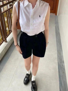 เสื้อเชิ้ตแขนกุดคอโปโลสีขาวสำหรับผู้หญิงในช่วงฤดูร้อน เสื้อเชิ้ตทรงสลิมฟิตบางเฉียบ ดีไซน์เก๋ไก๋ เสื้อเชิ้ตแขนกุดแบบลำลอง