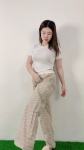 ชุดเซ็ตเสื้อเข้ารูปแขนสั้น กางเกงขายาวลายตารางขาบาน