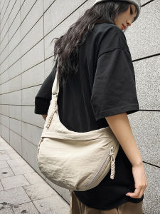 กระเป๋าสะพายไหล่ผ้าไนลอนสำหรับผู้ชาย ความจุขนาดใหญ่ กระเป๋าสะพายข้างแบบคล้องไหล่ กระเป๋าสี่เหลี่ยมแบนทรงกลม กระเป๋าสะพายข้างแบบลำลอง