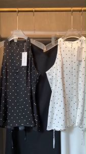 Rocco :: ชุดเซ็ท 2 ชิ้นกระโปรงยาวลายจุด ชุดเซ็ทกระโปรงลายจุดน่ารัก เกาหลี เสื้อตัวยาวระบาย แนวคาเฟ่ BETTY (B032)