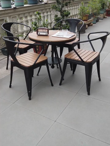 Bộ bàn ghế sân vườn ngoài trời khung thép cacbon phun sơn tĩnh điện mặt gỗ sồi cao cấp Bàn ghế ban công decor nhà đẹp