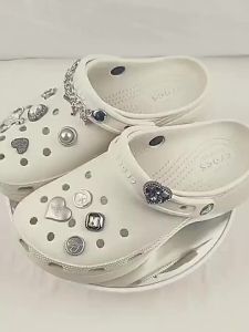 Jibbitz  โลหะ หัวเข็มขัดรองเท้า เพชร โซ่ สามมิติ ตกแต่งหัวเข็มขัด แฟชั่น สร้างสรรค์ อุปกรณ์เสริม จิ๊บบิท ตัวติดรองเท้า