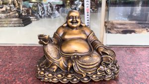 Tượng phật di lặc dựa bị cầm thỏi vàng bằng đồng phong thủy DxRxC:29x20x20cm nặng 7kg