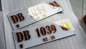 Plat Mobil Custom Timbul Gold Floos