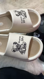 พร้อมลุยหน้าฝนนี้แบบมีสไตล์ ด้วยรองเท้าแตะส้นตึกดีไซน์น่ารัก "หน้าหมี" ที่มาพร้อมส้นสูง 3 นิ้ว ยกหน้าให้พอดีเท้า ช่วยลดแรงกดจุด ไม่ทำให้เมื่อยแม้ใส่เดินนาน! ✅ ส้นตึกเบา นุ่ม ใส่สบาย ✅ ยกส้นหน้า-หลัง ช่วยบาลานซ์เท้า ไม่ปวดส้น ✅ กันลื่น พื้นแน่น เดินปลอดภั