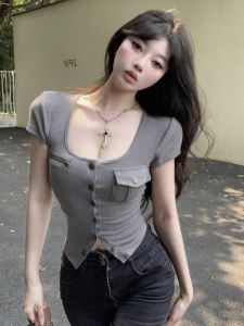 GUZILIAN | เสื้อยืดคอวีแขนสั้นทรงเข้ารูปสไตล์สาวเปรี้ยว กระดุมแถวเดียว สำหรับผู้หญิงในฤดูร้อน เสื้อตัวสั้นเข้ารูป สไตล์ใหม่