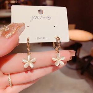 Anting-Anting Opal Putih Motif Bunga Anti Karat S925 Aksesoris Wanita Korea Style Fashion