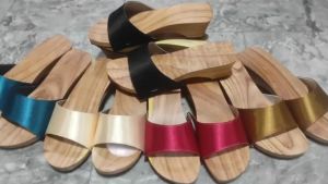 Guốc Gỗ Guốc Mộc Cao 5 Phân Quai Lụa Bảng Lớn ( Có đóng thêm đế cao su )