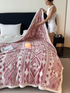 Double-layer thickened warm blanket multi-functional warm and quick-drying a must-have for the family.