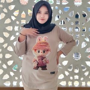 Kaos Wanita Oval Motif Labubu Kain Katun Combad Adem