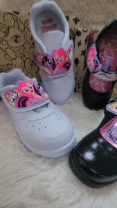 ADDA รองเท้านักเรียนหญิง รองเท้าอนุบาล รองเท้าพละเด็ก เทปมีไฟ รุ่นใหม่ปี68 ลายPony พร้อมส่ง.