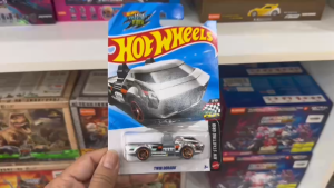 Mô Hình Xe Hot Wheels Twin Dorado – HW Starting Grid 105/250 (Tỷ Lệ 1:64)