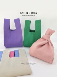 กระเป๋าถือถักสีพื้นแบบใหม่ กระเป๋าคาดข้อมือสุดเรียบง่ายสำหรับผู้หญิง กระเป๋าถือขนาดเล็ก กระเป๋าผ้าสำหรับทำงานและเดินทาง