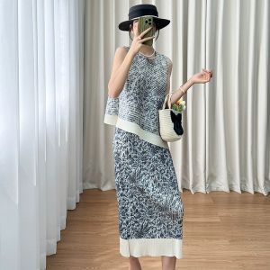Summer new fashion Miyake pleated suit casual sleeveless printed round neck top + temperament patchwork printed A-line skirt