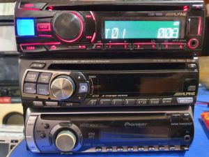 Máy phát nhạc liền Amply ALPINE CDE 150 E. Tính năng Radio/CD/AUX/USB/MP3 /OUT RCA .loại 1 din giành lắp chung cho các loại xe.