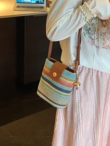 MOUSSON กระเป๋าสะพายไหล่ผู้หญิง กระเป๋าทรงถังสีรุ้งมูสกระเป๋าทอผู้หญิงฤดูร้อนกระเป๋าสะพายไหล่สะพายข้าง