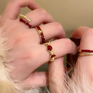 OR🧸Cincin Terbuka Merah Wanita Cincin Jari Telunjuk Mewah Ceruk Mewah Ringan Cincin Retro