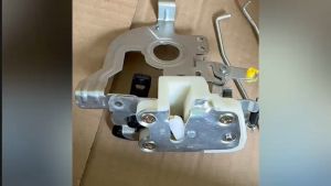 กลอนประตู HINO MEGA500 ยี่ห้อ SAK แท้ๆ มีซ้าย-มีขวา (69310-E0080) สั่งเบิกโดยตรง/ITNKP