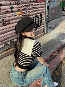 เสื้อยืดคอกลมแขนสั้นถักลายทางสไตล์วินเทจฝรั่งเศสสำหรับผู้หญิงในช่วงฤดูร้อน เสื้อตัวเล็กสีน้ำเงินคอปกสั้น ทรงสลิมฟิต