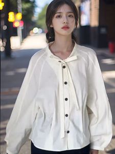 เสื้อเชิ้ตผู้หญิงทรงหลวมสไตล์ย้อนยุคสีพับแขนพองคอวี กระโปรงทรงเอ สายเดี่ยว ปักลายผีเสื้อ ฤดูใบไม้ผลิ 2024