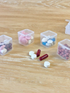 Portable Large Capacity Detachable 7-Day Medicine Box Mini 28-Grids Storage Box for Travel And Home Use with Stickers