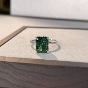 Original Design Sterling Silver Gem Ring with Emerald Green and Heart Pattern High Quality Craftsmanship for Women