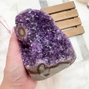 Cụm Tinh Thể Thạch Anh Tím Tự Nhiên Vật Phẩm Trưng Bày Trị Liệu Lưới Trị Liệu Màu Tím Trang Trí Phong Cách Hiện Đại Cho Nhà Và Văn Phòng
