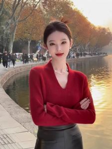เสื้อสเวตเตอร์คอวีสีแดงสดสำหรับผู้หญิงในฤดูใบไม้ร่วงและฤดูหนาว เสื้อชั้นในสุดหรูหรา เสื้อคลุมหนังสำหรับผู้หญิงในปี 2025