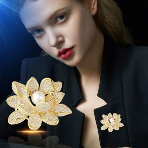 1Pcs Fashion Pin Elegant Flower Shape Brooch Shining Rhinestones Inlaid Faux Pearl Pin Suit Lapel Shawl Badge Coat Accessories
