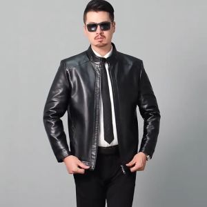 เสื้อแจ็คเก็ตผู้ชายคอปกตั้งหนังเทียมแบบลำลอง สีพื้น ปิดด้วยซิป มีกระเป๋า ทรงเข้ารูป เหมาะสำหรับใส่ในชีวิตประจำวันและลำลอง