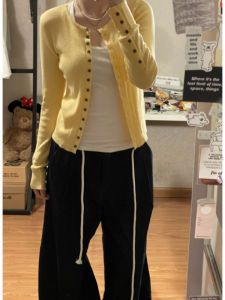 YUEZHONGWEI | Atmospheric Early Spring Yellow Round Neck Short Fitted Knit Cardigan