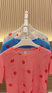 The Seren – เสื้อยืดแฟชั่นผู้หญิง สกรีนลายริมฝีปาก ผ้าบางใส่สบาย รุ่น Kissy 684