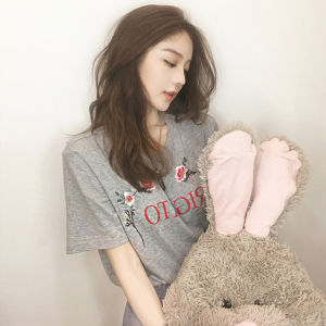 เสื้อยืดคอกลมแขนสั้นผ้าฝ้ายแท้ปักลายดอกกุหลาบสำหรับผู้หญิงในช่วงฤดูร้อนและฤดูใบไม้ผลิ เสื้อเชิ้ตทรงหลวมยาวปานกลาง