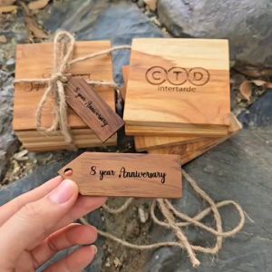 ที่รองแก้ว จานรองแก้ว ไม้สักแท้ แบบเรียบ แบบเหลี่ยม 10ซม. เซ็ต5ชิ้น สำหรับเป็นของฝาก เป็นที่ระลึก เลเซอร์ข้อความได้ตามใจลูกค้า