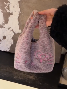 EERSHENSHI  กระเป๋าถือขนนุ่มลายหูกระต่ายน่ารักสำหรับเด็กผู้หญิง มีโบว์ปักและพื้นที่จัดเก็บใหญ่ เหมาะสำหรับใช้ในชีวิตประจำวัน