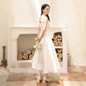 ชุดเดรสคอวีแขนกุดผ้าซาตินสีขาวสไตล์ฝรั่งเศส Sisu สำหรับผู้หญิง ชุดแต่งงานแบบเกาะอก ชุดราตรี ชุดเดรสยาวปานกลาง